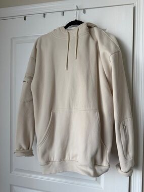 Women's Cream Comfrt Airplane mode Oversized travel sweater size L